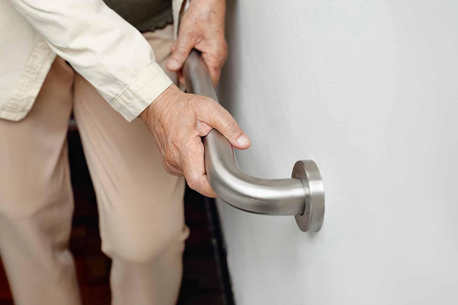 Learning to use grab bars safely